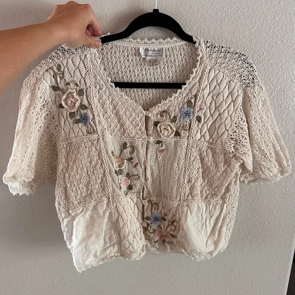 Vintage 90s embroidered crocheted quilt patchwork button down short sleeve top! - Picture 4 of 10